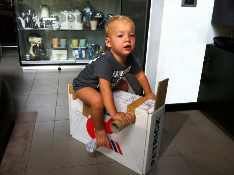 ...gli ultimi brandelli di cartone li abbiamo buttati dopo un ventina di giorni...ma finché, quella sagoma, ha conservato un'idea della forma iniziale, non è stato possibile eliminarla... - e se la costruissimo in legno? -