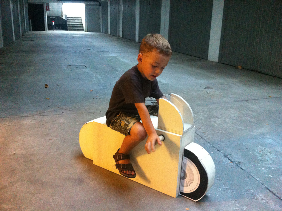 il tester ufficiale ha subito evidenziato tutti i limiti del progetto: - papà è un po' pesante - avevo solo del multistrato da 18 mm in laboratorio! – va beh ma la sella dov'è? –