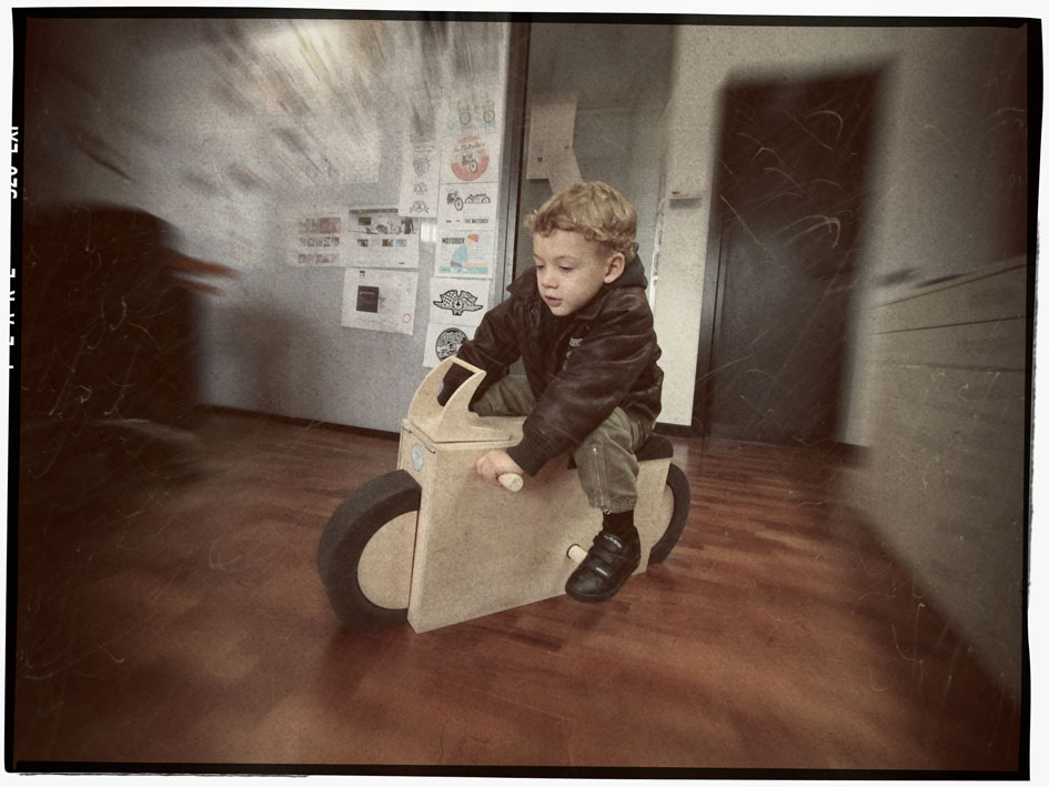 e piega a sinistra... grazie al fondo differenziato è possibile inclinare la moto questo aiuterà i miei colleghi più “giovani” a sviluppare il senso dell’equilibrio