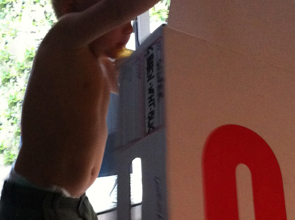 - Che bella scatola...mi costruisci qualcosa papà? - - certo...cosa ti piacerebbe? - - una moto -